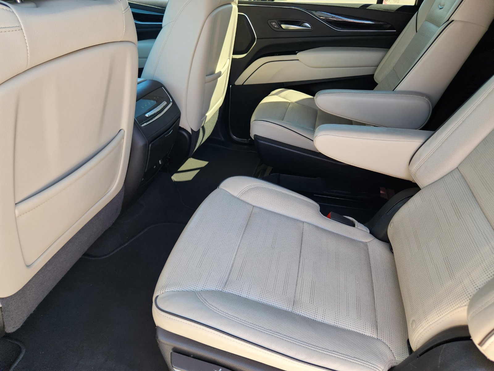 Used 2024 Cadillac Escalade ESV Sport RWD image 32