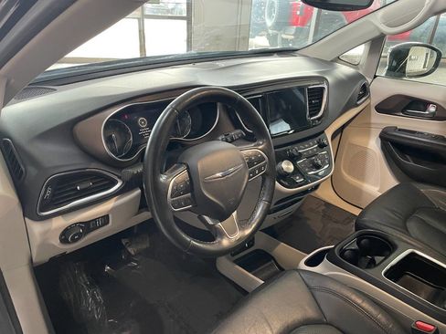 Used 2019 Chrysler Pacifica Touring-L Plus w/ Advanced Safetytec Group image 18