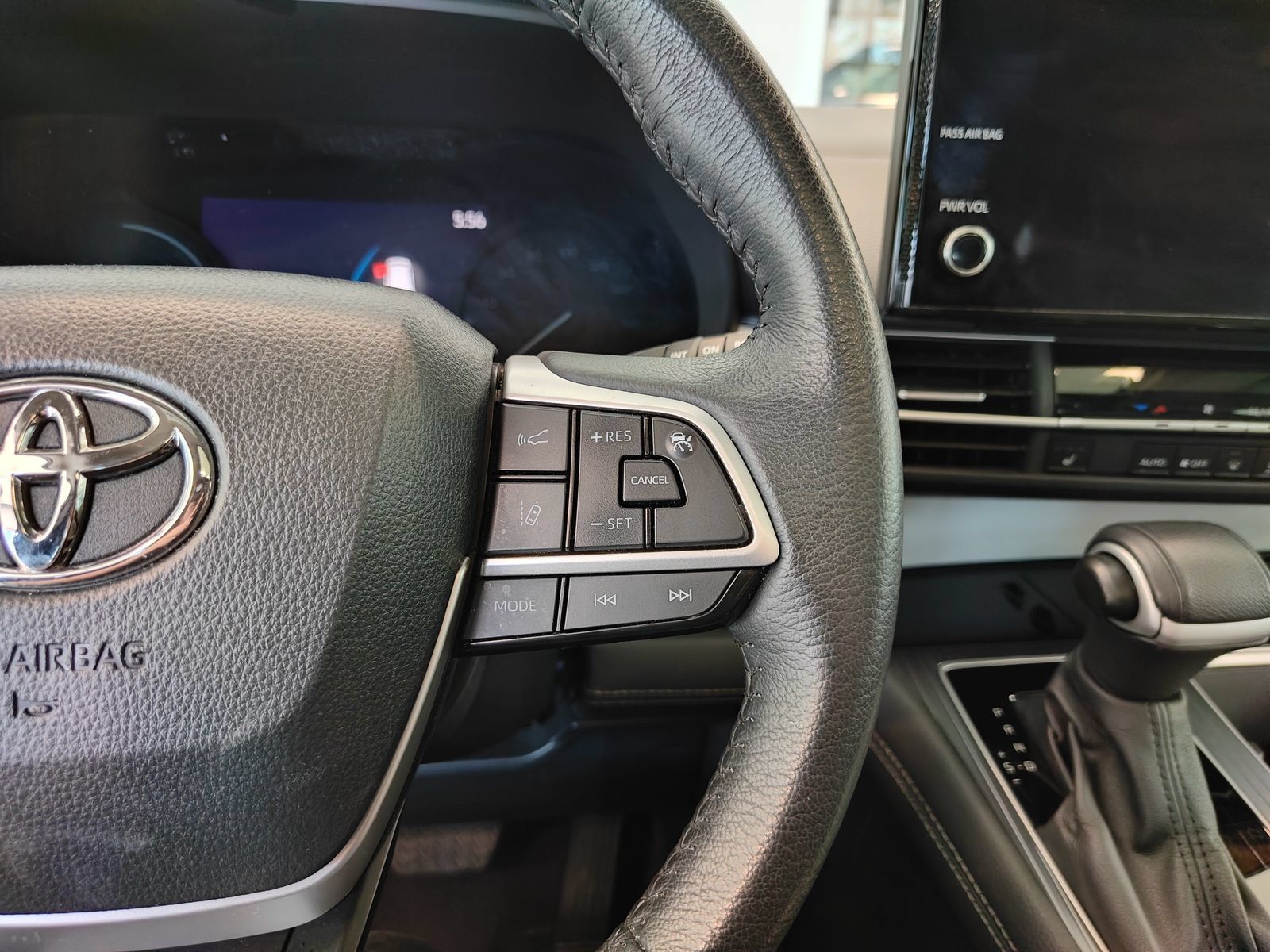 Used 2025 Toyota Sienna XLE FWD image 23