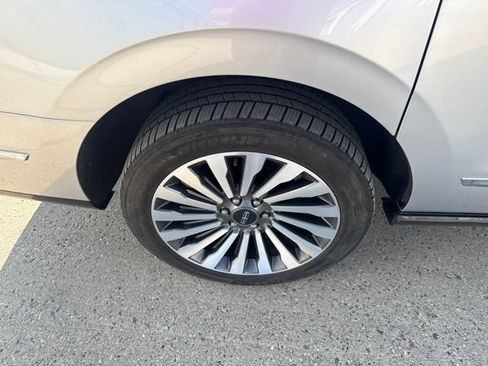 Used 2018 Lincoln Navigator L Select w/ Technology Package AWD/4WD image 19