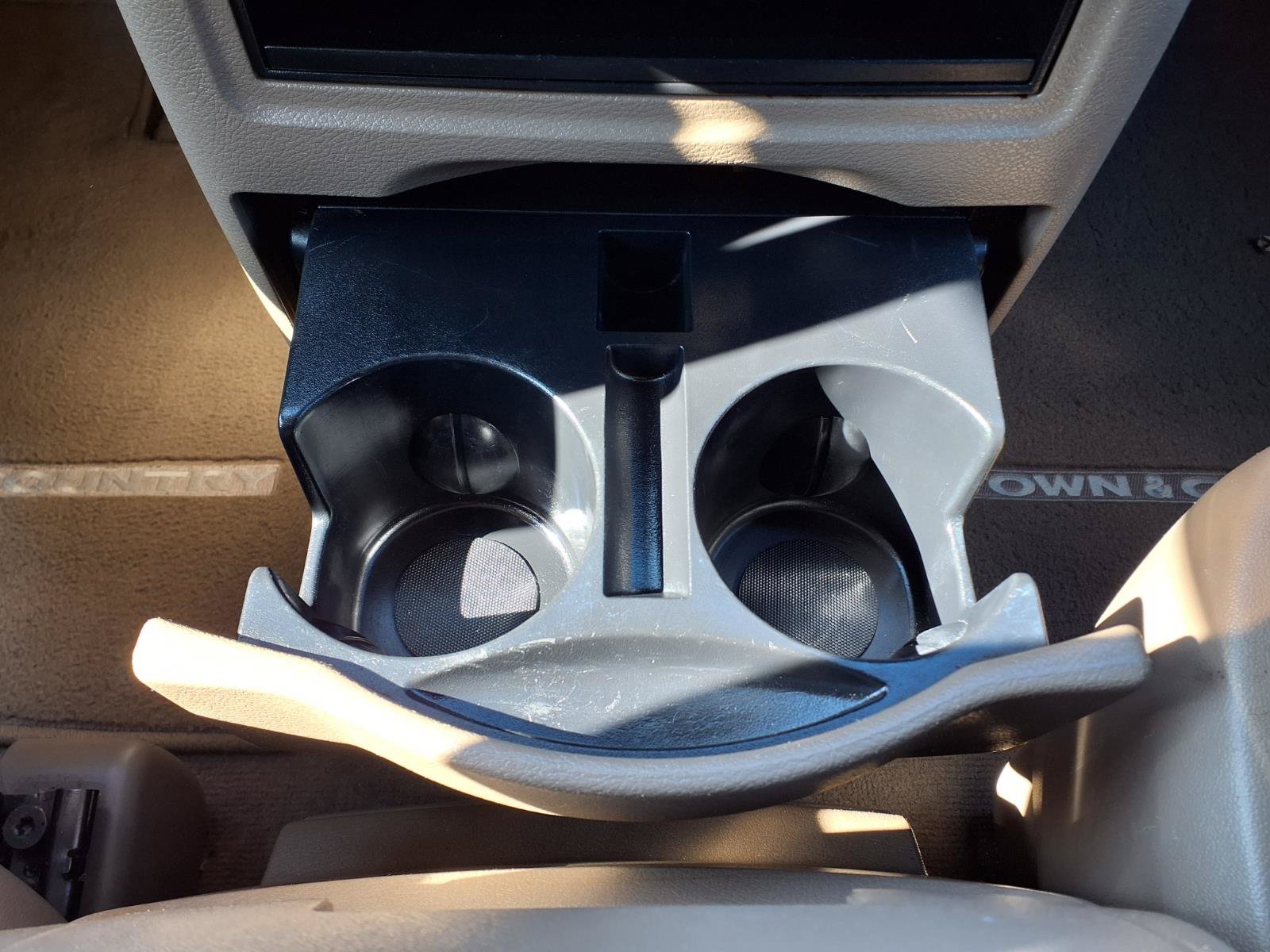 Used 2014 Chrysler Town & Country Touring FWD image 25