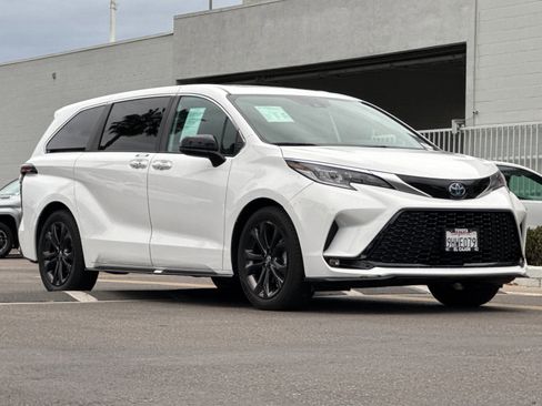 Used 2023 Toyota Sienna XSE image 8