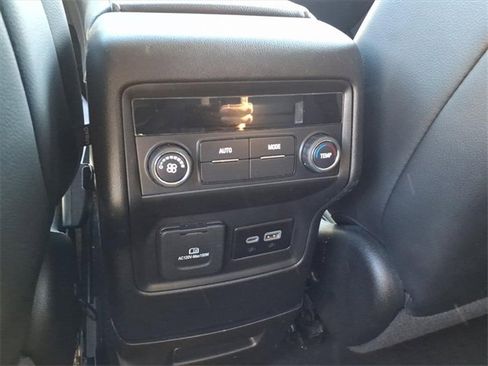 Used 2023 GMC Acadia SLT image 11