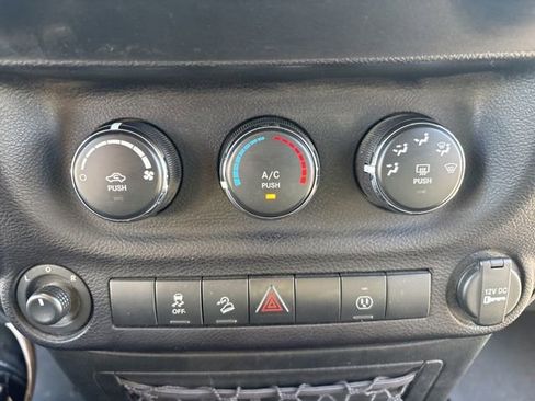 Used 2015 Jeep Wrangler Unlimited Rubicon w/ Connectivity Group AWD/4WD image 33