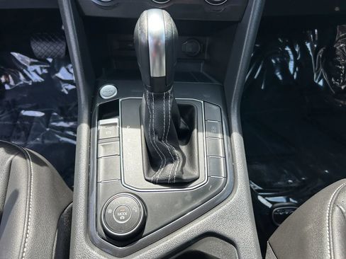 Used 2021 Volkswagen Tiguan SE image 18