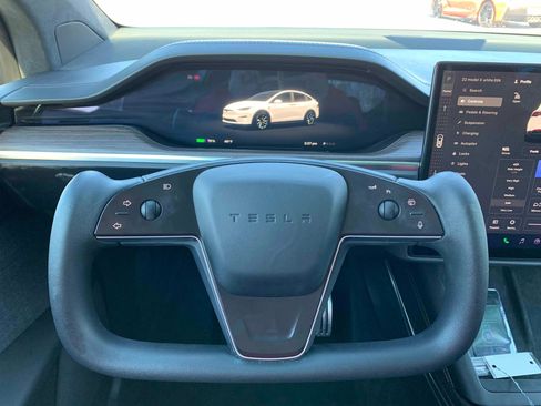 Used 2022 Tesla Model X image 18