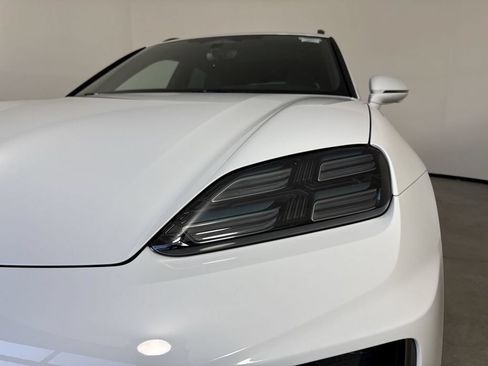 Certified 2025 Porsche Macan Turbo Electric AWD/4WD image 11