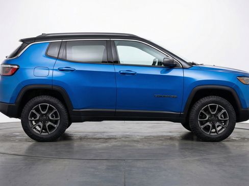Used 2025 Jeep Compass Trailhawk AWD/4WD image 11
