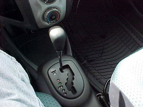 Used 2007 Toyota Yaris 2-Door Hatchback image 16