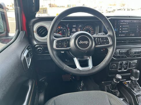 Used 2025 Jeep Wrangler Sahara image 34