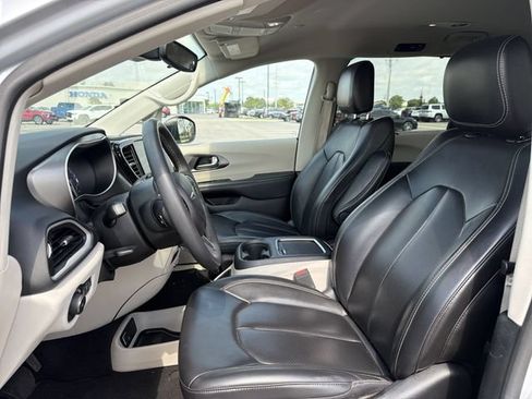Used 2023 Chrysler Pacifica Touring-L FWD image 10