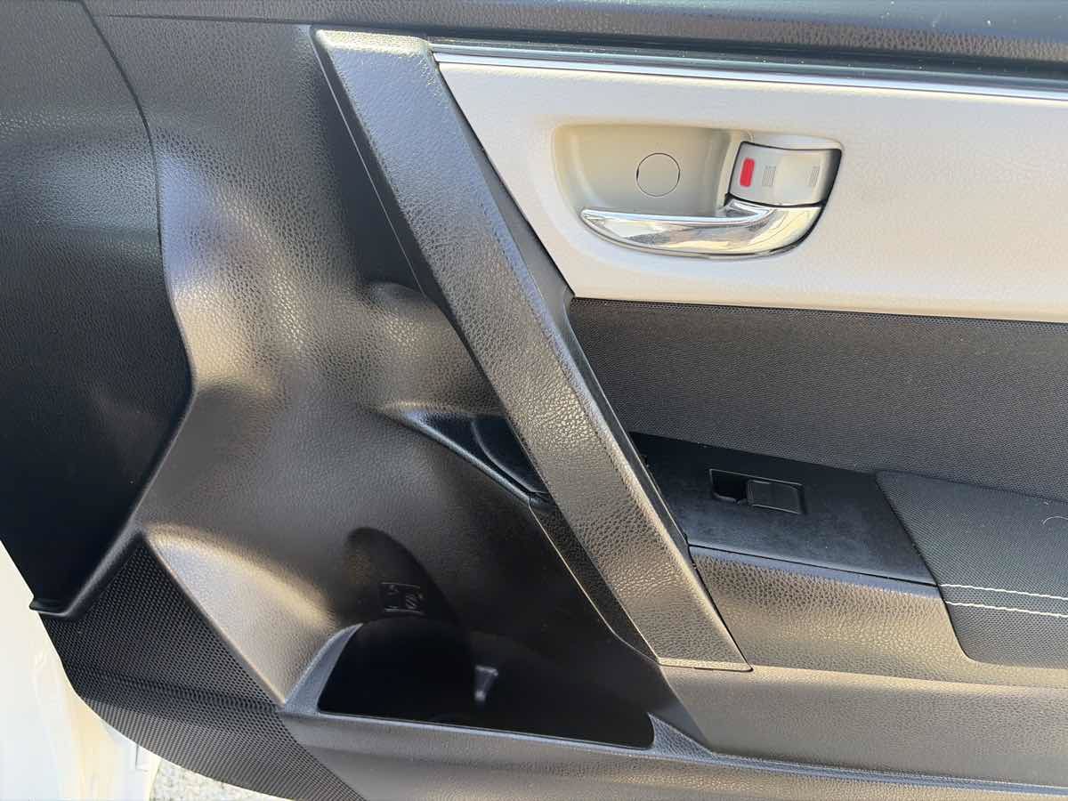 Used 2018 Toyota Corolla LE FWD image 29