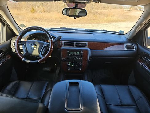 Used 2010 Chevrolet Suburban LT image 17