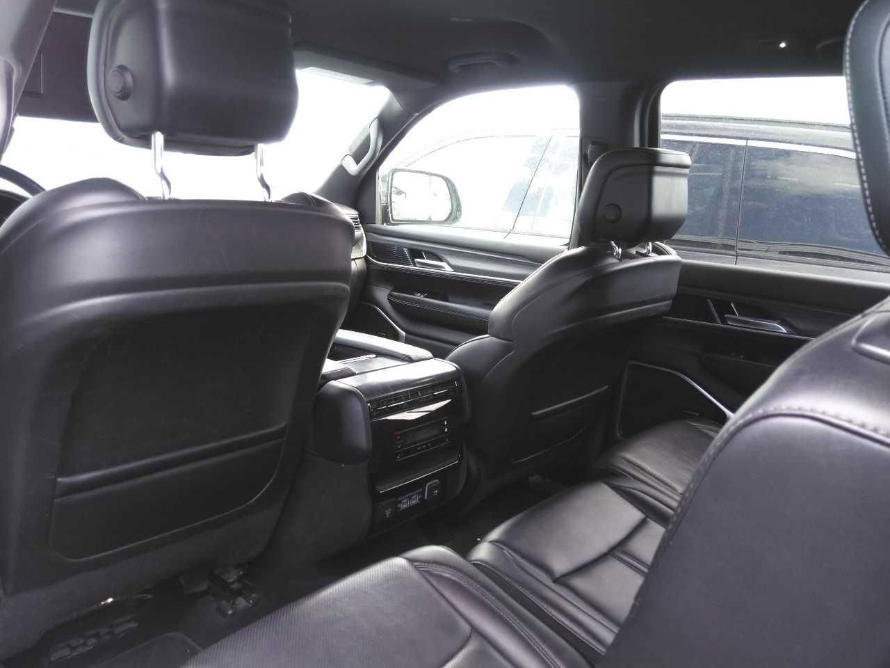 Used 2024 Jeep Wagoneer L Series III w/ Flexible Seating Group AWD/4WD image 5