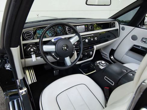 Used 2016 Rolls-Royce Phantom Drophead Coupe image 26