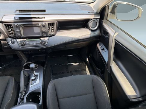 Used 2018 Toyota RAV4 XLE AWD/4WD image 30