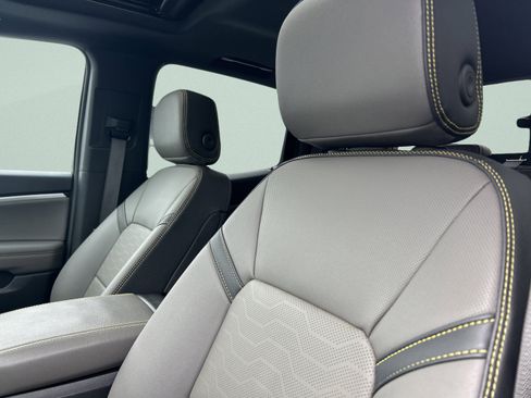 Used 2024 Chevrolet Colorado ZR2 w/ ZR2 Convenience Package III image 12