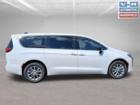 New 2027 Chrysler Pacifica Select w/ Family Tech Group AWD/4WD image 8