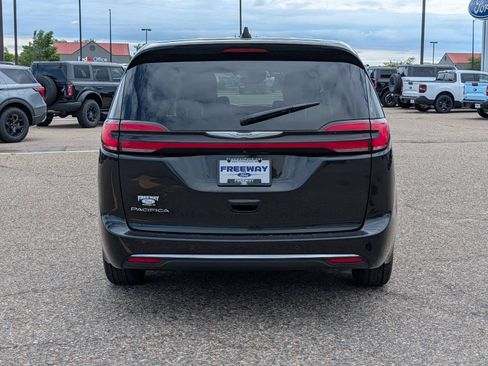 Used 2023 Chrysler Pacifica Touring-L FWD image 5