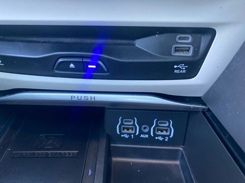 Used 2022 Chrysler Pacifica Limited w/ Uconnect Theater Family Group image 16