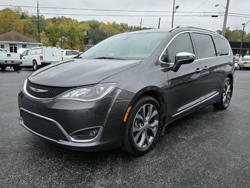Used 2017 Chrysler Pacifica Limited w/ UConnect Theater Package image 8