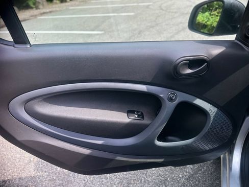 Used 2017 smart fortwo pure RWD image 13