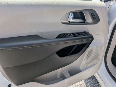 Used 2024 Chrysler Pacifica Touring-L FWD image 13