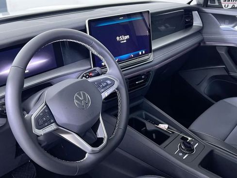 Used 2025 Volkswagen Tiguan SE image 26