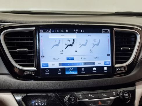 Used 2024 Chrysler Pacifica Touring-L FWD image 18