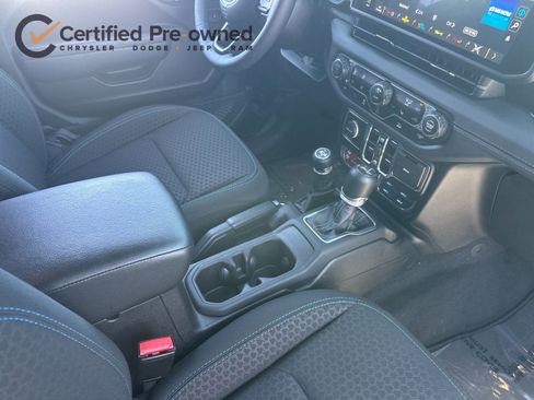 Used 2025 Jeep Wrangler Unlimited Rubicon 4xe w/ Convenience Group AWD/4WD image 16