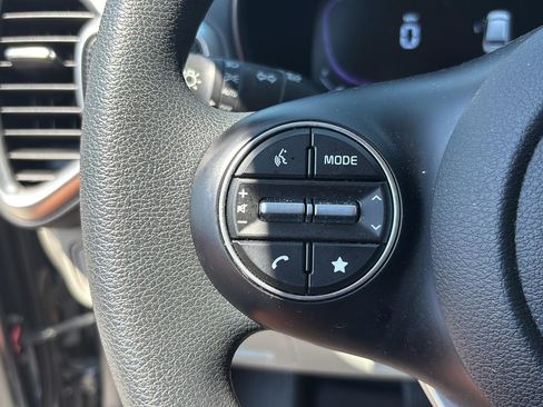 Used 2025 Kia Soul LX w/ LX Technology Package FWD image 13