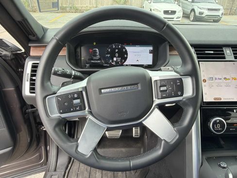 Used 2025 Land Rover Discovery Dynamic SE AWD/4WD image 22