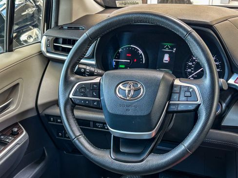 Used 2024 Toyota Sienna XLE FWD image 15