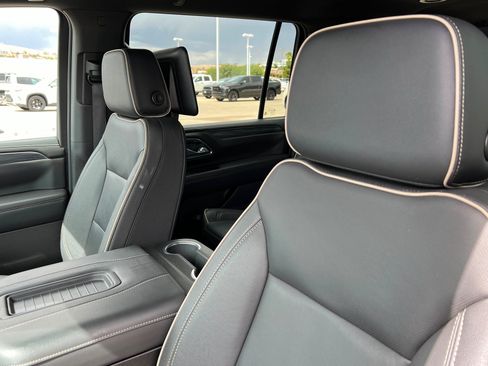 Used 2024 GMC Yukon XL SLT w/ SLT Luxury Package AWD/4WD image 17