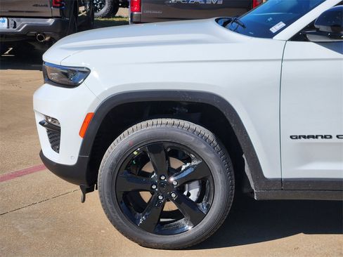 New 2025 Jeep Grand Cherokee Limited w/ Luxury Tech Group II image 6