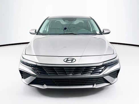 Used 2024 Hyundai Elantra SEL image 2