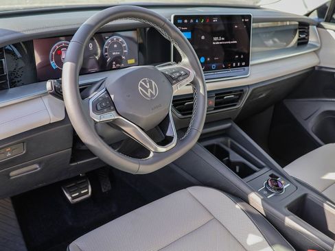 New 2025 Volkswagen Tiguan SE image 3