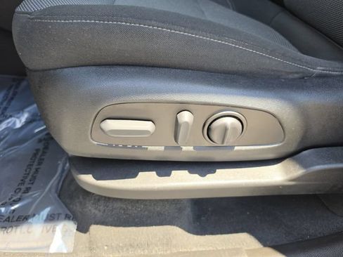 Used 2023 Chevrolet Traverse LT FWD image 23
