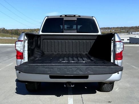 Used 2018 Nissan Titan SV w/ SV Convenience Package image 22