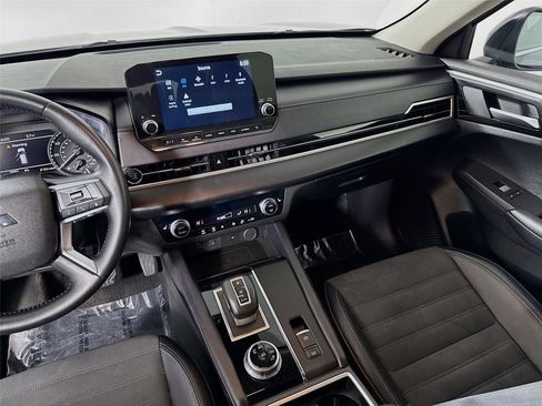 Used 2024 Mitsubishi Outlander SE image 25