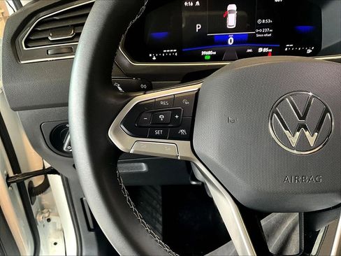 Used 2024 Volkswagen Tiguan SE AWD/4WD image 23