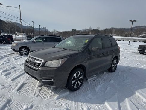 Used 2018 Subaru Forester 2.5i Premium w/ All-Weather Package image 4