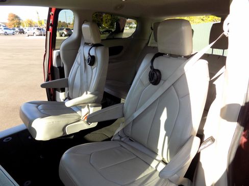 Used 2017 Chrysler Pacifica Touring-L Plus w/ Tire & Wheel Group image 31