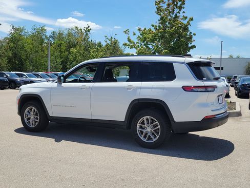 Used 2023 Jeep Grand Cherokee L Laredo image 4