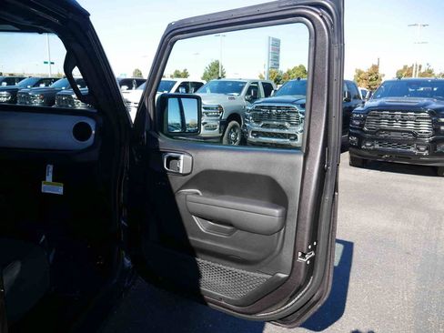 New 2025 Jeep Gladiator Sport image 22
