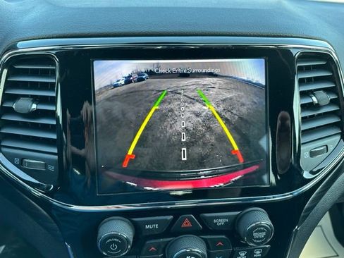 Used 2020 Jeep Grand Cherokee Laredo w/ Security & Convenience Group image 29