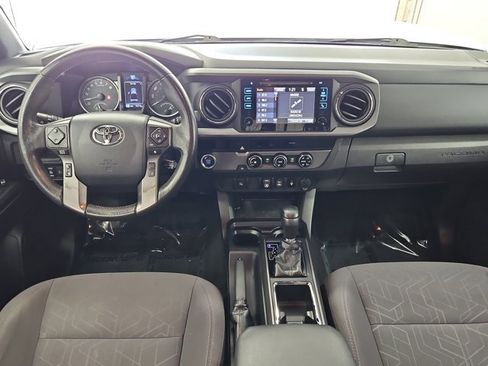 Used 2018 Toyota Tacoma TRD Sport image 9