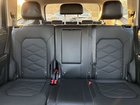 Used 2025 Volkswagen Atlas SE image 30