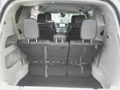 Used 2024 Chrysler Pacifica Touring-L FWD image 8