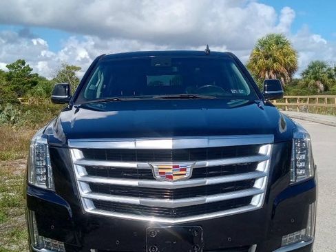 Used 2017 Cadillac Escalade ESV Luxury AWD/4WD image 3